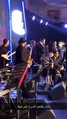 معجب يحاول الوصول لهيفاء وهبي على المسرح شاهد رد فعلها