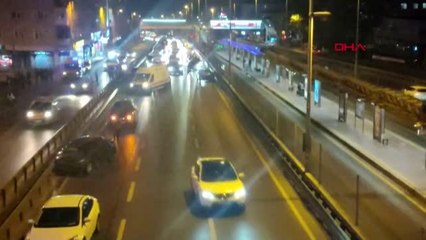 İSTANBUL-AVCILAR'DA 5 ARACIN KARIŞTIĞI ZİNCİRLEME KAZA