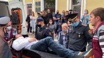 Opositor bielorrusso fere pescoço com caneta durante julgamento