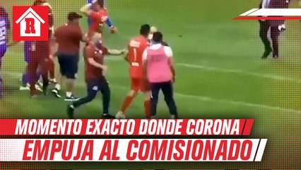 Momento exacto donde Corona empuja al Comisionado de la Liga MX