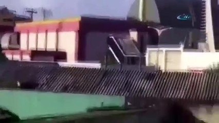 Çatı çökünce hırsız aşağı düştü!