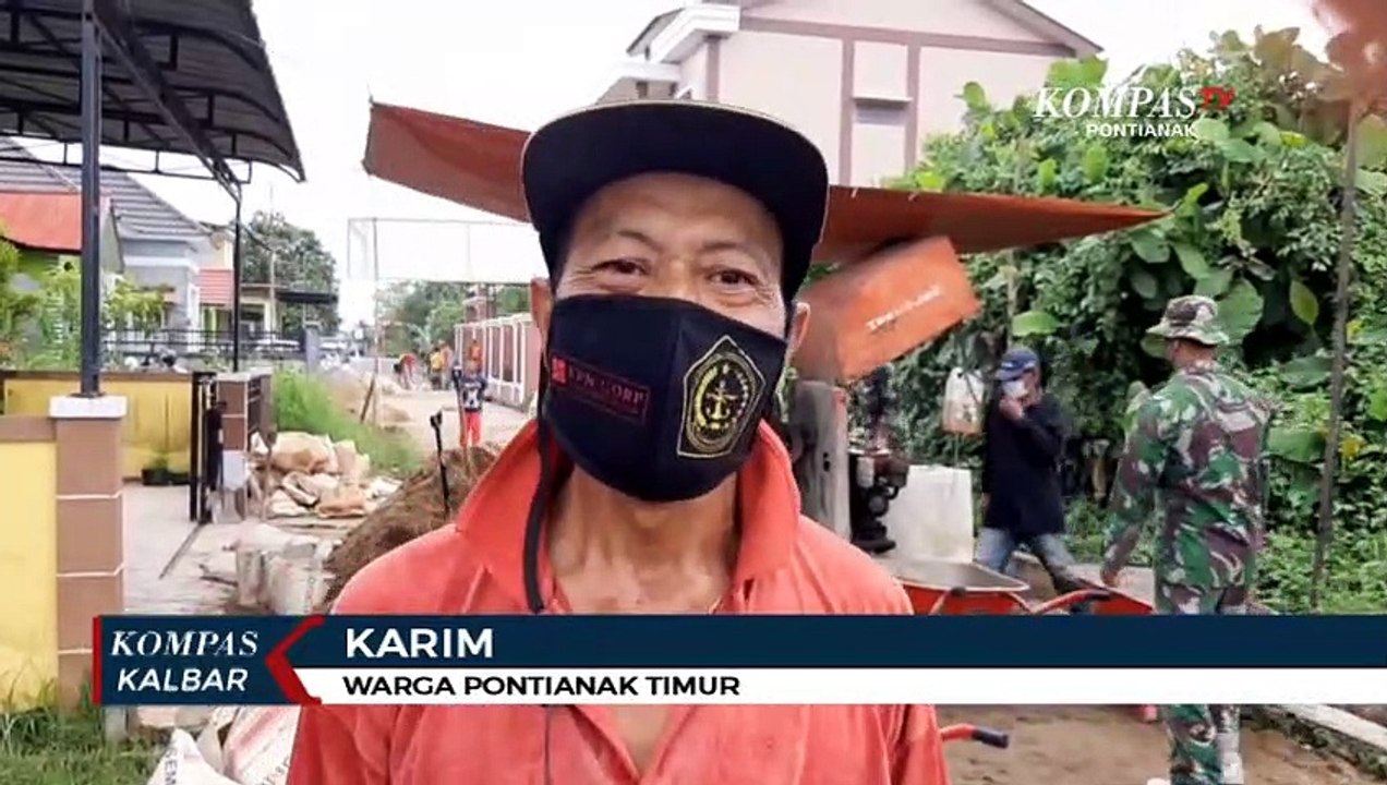 TNI dan Warga Pontianak Gotong-Royong Bangun Jalan