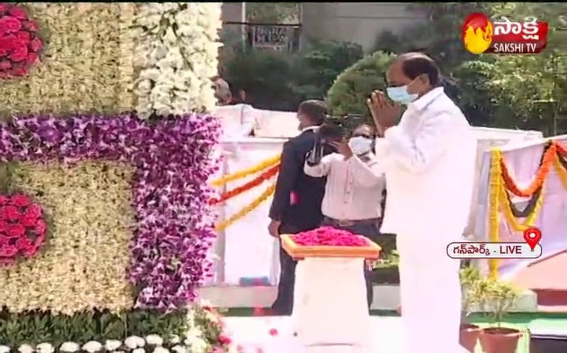 తెలంగాణ అవిర్భావ దినోత్సవం: అమరవీరులకు నివాళి అర్పించిన సీఎం కేసీఆర్