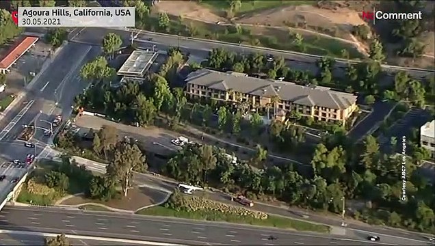 شاهد: طائرة صغيرة تهبط اضطراريا على طريق سريعة في ولاية كاليفورنيا