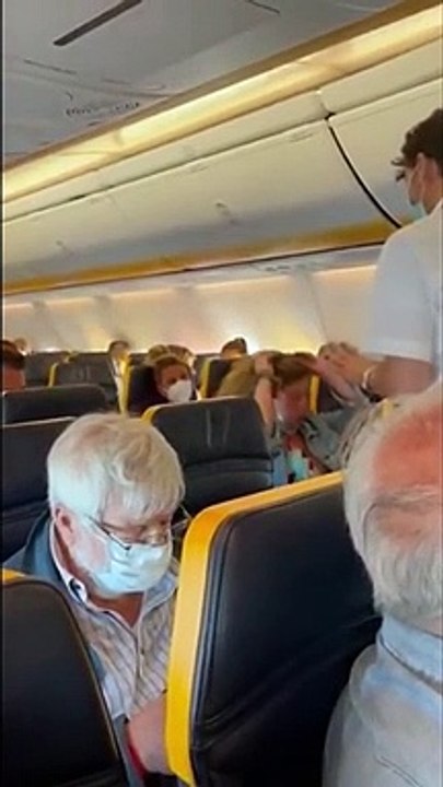 A bord d'un vol Ryanair une femme refuse de porter un masque, s'énerve, tire les cheveux d'un passager qui lui faisait la remarque et lui crache dessus