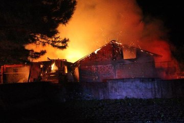 Son Dakika | BOLU'DA KÖYDE YANGIN; 2 AHIR, SAMANLIK VE GARAJ YANDI