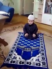 Namaz kılan çocuk milyonlarca insanı kendine hayran bırakıyor