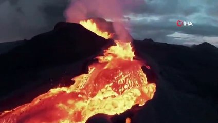 Yanardağdan gökyüzüne fışkıran lavların arasında kayboldu