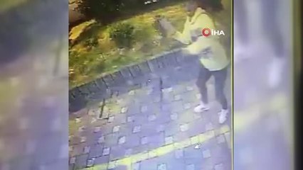 Kartı sıkışınca ATM'yi taşladı