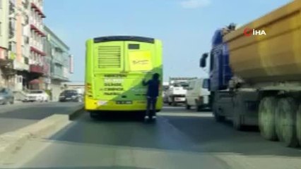 Pendik'te patenli gencin otobüs arkasındaki tehlikeli yolculuğu kamerada