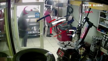 Asma kattan böyle düştü, telefonu elinden bırakmadı