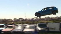 Espectacular concurso de salto de longitud con coche en Reino Unido