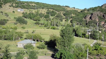 TUNCELİ - Yıllardır aynı direğe yuva yapan leylek 'Papatya' ve 'Toprak' dağ köyünün maskotu oldu