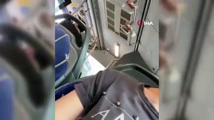 Metrobüste korku dolu anlar kamerada...Tekmeler yumruklar havada uçuştu