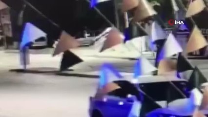 Polislere bıçakla saldıran şahıs dehşet saçtı...O anlar kamerada