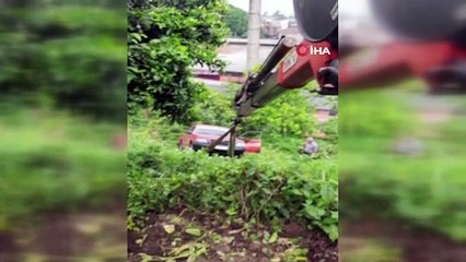 - Rize’de el freni boşalan araç çay bahçesine uçtu