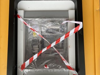 Kartı sıkışınca ATM'yi taşladı