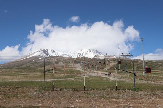 Erciyes'in yüksek kesimlerine kar yağdı