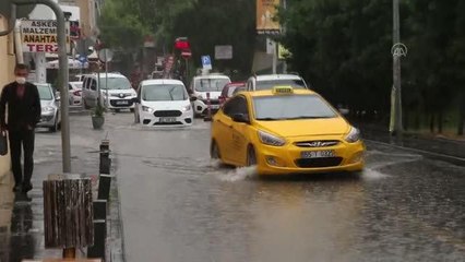 Sağanak nedeniyle rögarlar taştı, trafikte aksamalar oldu