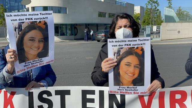 Almanya'da kızı PKK tarafından kaçırılan anne, eylemini Başbakanlık önünde sürdürüyor