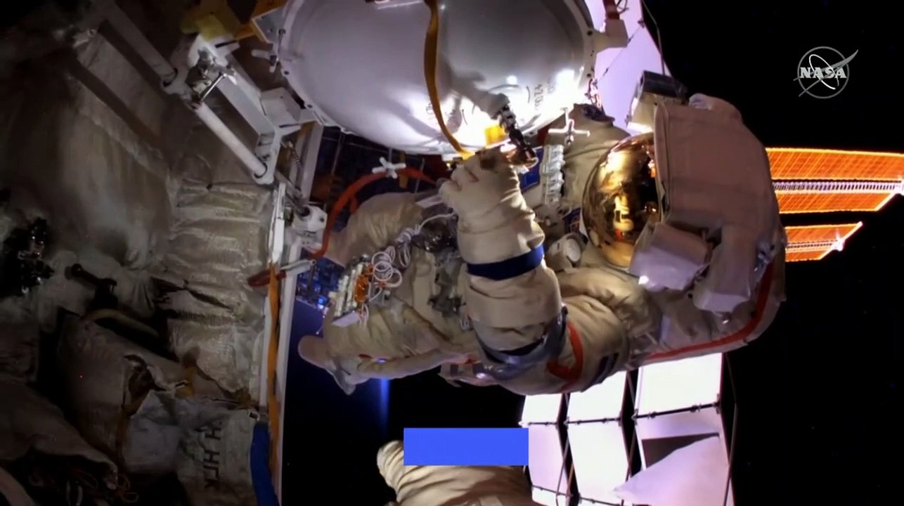Les cosmonautes Novitsky et Dubrov en sortie da...