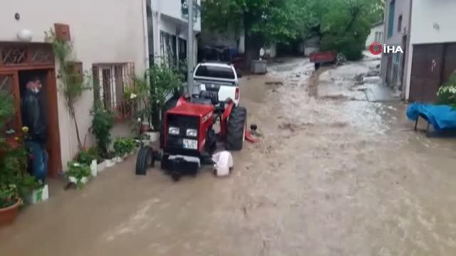 Gemlik ve Mudanya sele teslim oldu...Servis araçları sel sularında mahsur kaldı