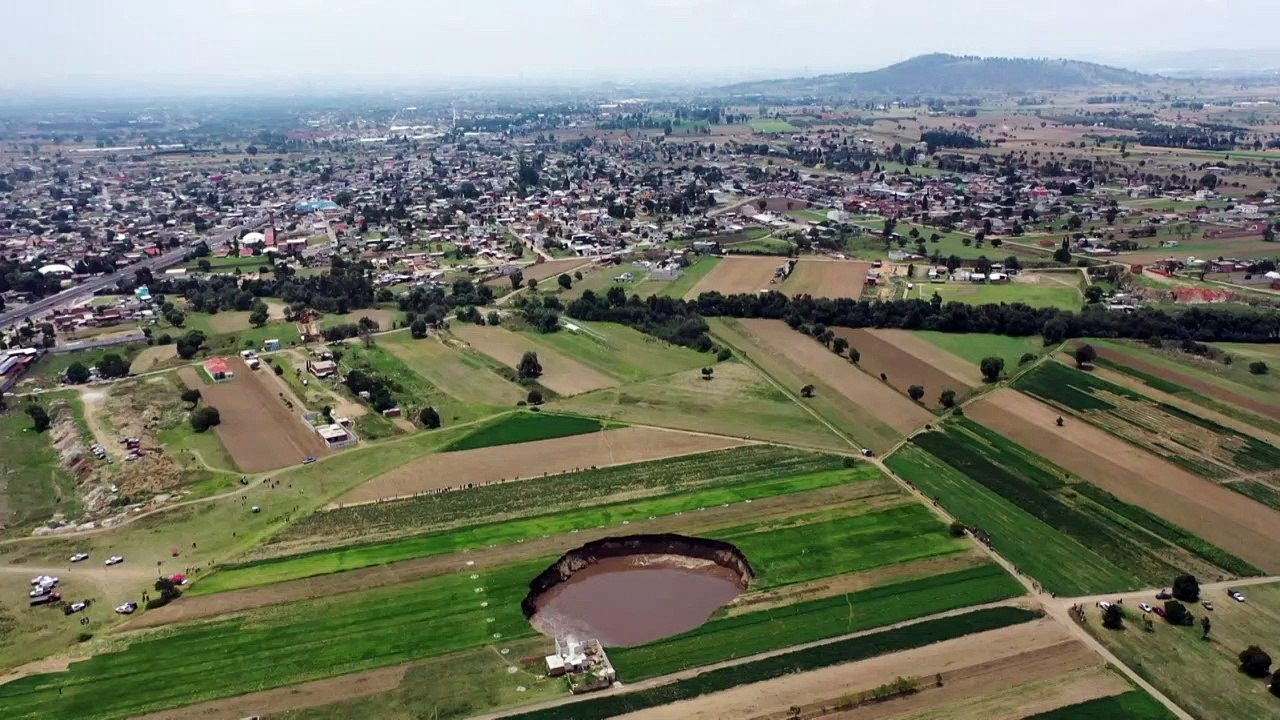 Riesiges Erdloch in Mexiko tut sich auf