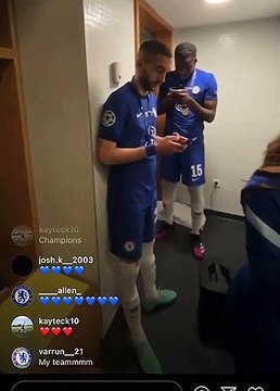 احتفال حكيم زياش لاعب تشيلسي الانجليزي رفقة لاعبي الفريق داخل مستودع الملابس بعد الفوز بكأس عصبة الأبطال الأوربية