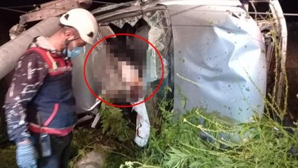 Otomobil devirdiği direğin altında ezildi, sürücü feci şekilde can verdi