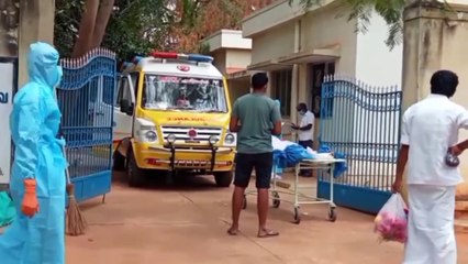 தேனி அரசு மருத்துவமனையில் குவிந்த கொரோனா நோயாளிகளின் உடல்கள்.. உறவினர்கள் தேடி எடுக்கும் அவலம்