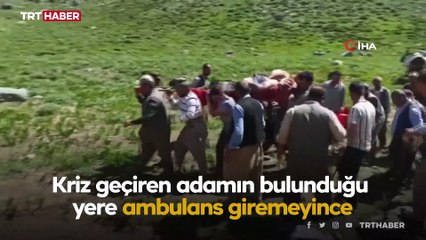 Kalp krizi geçiren adamı 3 saat boyunca omuzlarında taşıdılar