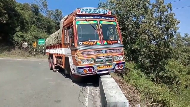 Dhimbam ghat road 10wheel lorry jumping in hairpin bend