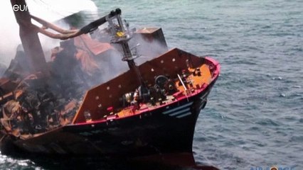 Süllyed a Srí Lanka partjainál kigyulladt, veszélyes vegyi anyagokat szállító hajó