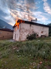 Ahşap ev alevlere teslim oldu