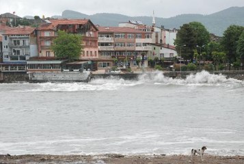 AMASRA'DA RÜZGAR DENİZDE DEV DALGALAR OLUŞTURDU
