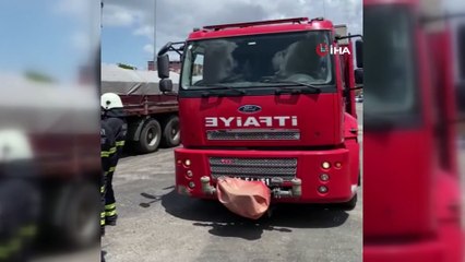 Hatay’da tırın açılan dorsesi yön levhalarına çarptı