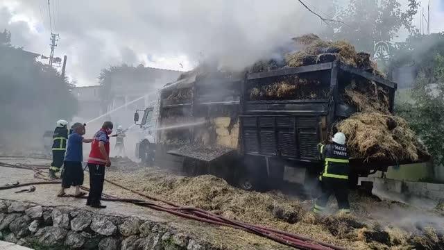 Saman yüklü kamyonda çıkan yangın söndürüldü