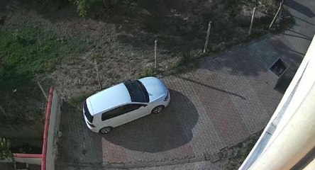 Yokuşun başına koyulan çöp konteyneri, mahallelinin kabusu oldu