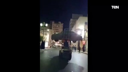 نقل سيارة بطريقة غريبة في شارع ميدان الساعة بمدينة دمنهور  بمحافظة البحيرة