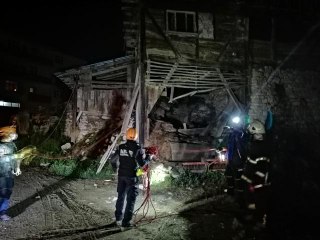 Çöken evin altında kalan keçi kurtarıldı