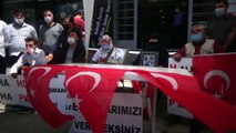 MUŞ - Çocukları dağa kaçırılan aileler HDP binası önünde oturma eylemi yaptı