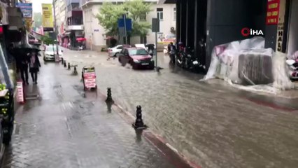 Sağanak yağış ana arterleri göle çevirdi