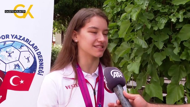 DÜNYA ŞAMPİYONU CİMNASTİKÇİ AYŞE BEGÜM ONBAŞI ALTIN MADALYASINI TÜRK KADINLARINA ARMAĞAN ETTİ