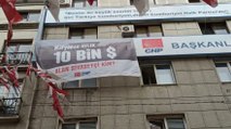 CHP’den, “Mafyadan aylık 10 bin dolar alan siyasetçi kim?” pankartı