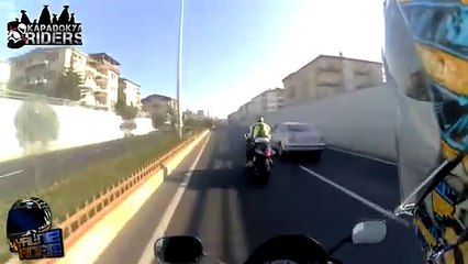 Yol vermeyen arabanın aynasını kıran motorcu!