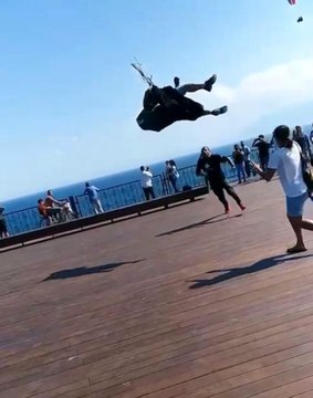 Uçuş yapmaya hazırlanan yamaç paraşütçüsü rüzgarın azizliğine uğradı