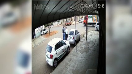 Câmera de segurança flagra colisão na Rua Padre Anchieta