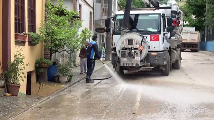 Turistik beldeyi sel bastı, belediye ekipleri kısa sürede temizledi