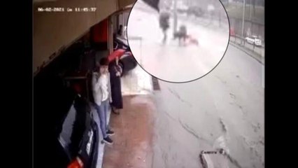 Sel sularına kapılan adamı gençler kurtardı: O anlar kamerada