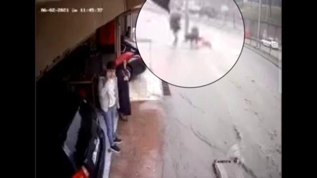 Sel sularına kapılan adamı gençler kurtardı: O anlar kamerada